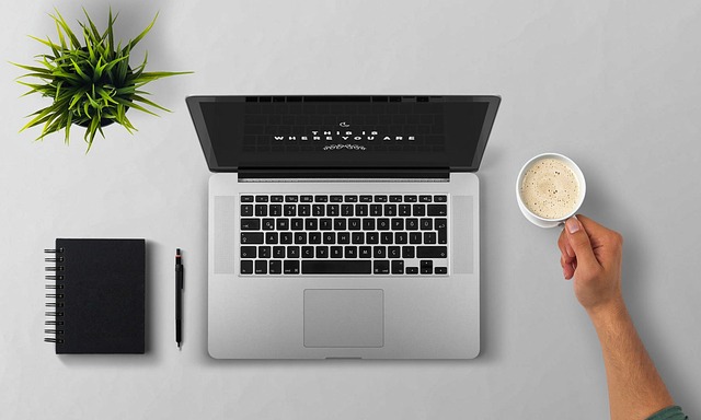 študent online sleduje kurz kempovania s ukážkami výbavy a plánovaním kempu
